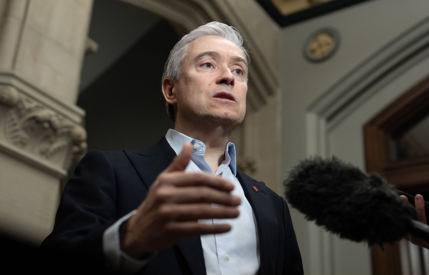 Amazon lacked respect and transparency in his closures in Quebec, says Champagne